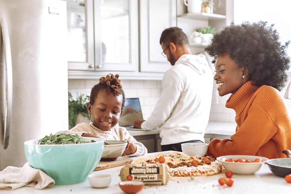 New homes in Talia - Family cooking in Kitchen together